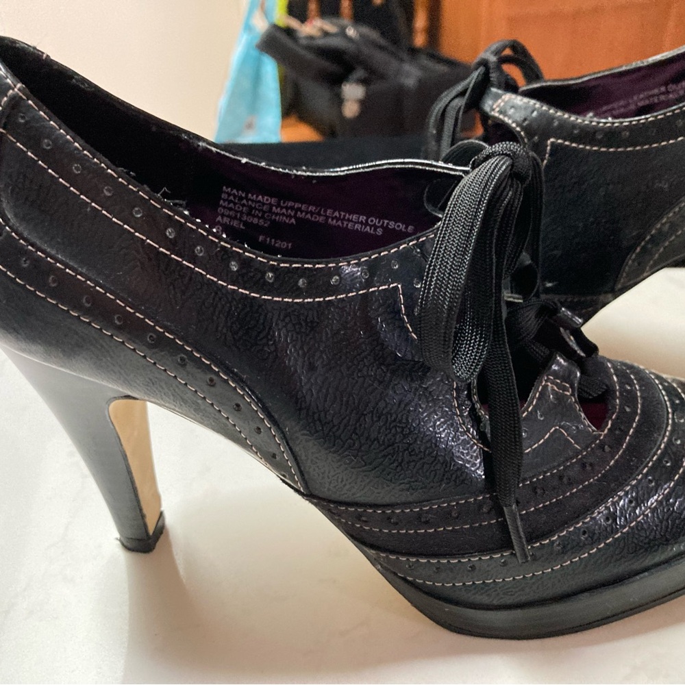IsaacMizrahi Black Lace-Up Heels Gorgeous pink insole Sz8 4”heels 1/2” platform